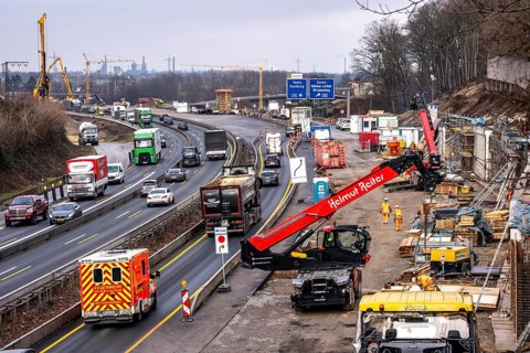 A3 motorway at the Duisburg-Kaiserberg interchange, constricted lanes, heavy traffic, complete