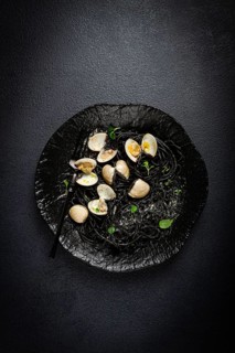 Black spaghetti vongole, venerki, homemade, without people