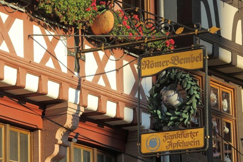 Nose sign with jug and laurel wreath at Gasthaus Römer-Bembel, symbol for cider, inscription,