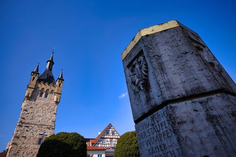 Stauferstele, stele, memorial column, in memory of the submission of King Henry VII, behind it blue