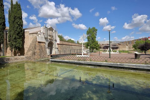Parque Ronda del Pilar with Puerta del Pilar and construction by Leonardo da Vinci, city gate with