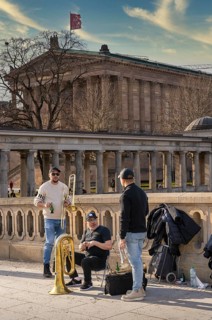 Street musicians on the Friedrichsbrücke on Museum Island in Mitte, Berlin, Germany