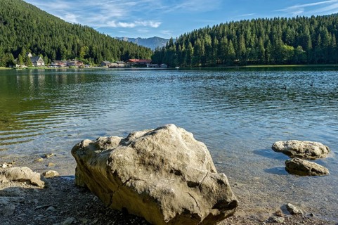 Mountain lake and village Spitzingsee, municipality Schliersee, behind mountain Hinteres