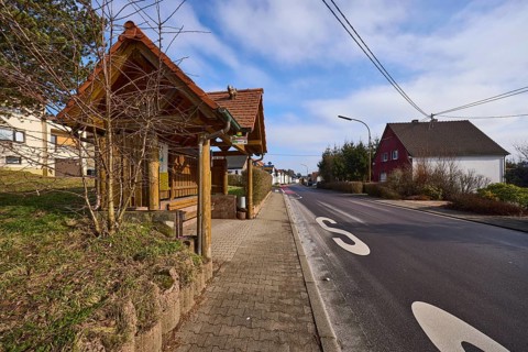 Bus stop junction Ottweilerstr., Uchtelfangen Illingen, residential buildings, blue sky with