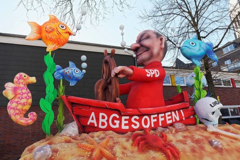 Federal Chancellor Scholz at the helm of a sunken boat, Abgesoffen, papier-mâché figure, themed