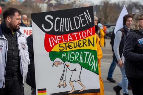 Aschaffenburg: Demo against left-wing agitation and violence***Sign with the inscription SCHULDEN