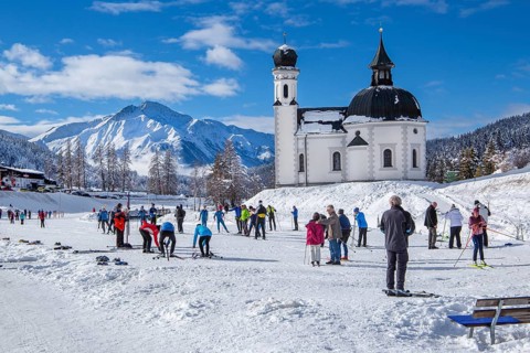 Seekirchl at the ski resort with Hocheder 2797m in winter, Seefeld, Seefeld Plateau, Tyrol, Austria