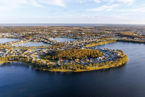 Aerial view of a new housing estate with houses on the lake in Wyndham Lakes, Orlando, USA
