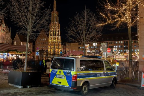 Police securing the Christkindlesmarkt, behind the Schöne Brunnen, Hauptmarkt, Nuremberg, Middle