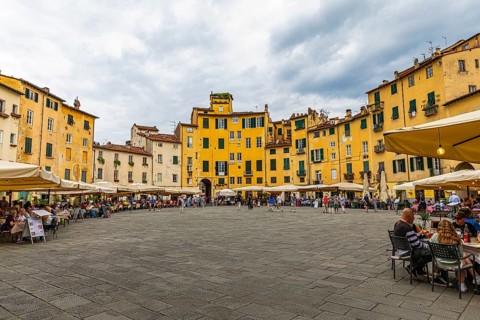 Street restaurants in the amphitheatre, historic city centre, Lucca, Tuscany, Italy