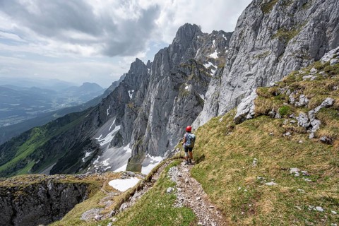 Mountaineer with helmet on a hiking trail, descent from the Maukspitze, rocky mountain peaks with