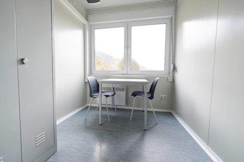 Bright room with table and two chairs, modern and minimalist design, refugee accommodation Beermiß,