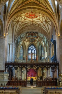 Apse, altar, people, dog, interior view, former abbey church, Tewkesbury, Gloucestershire, England,