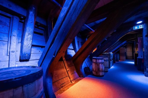 Special construction with inclined struts to avoid being crushed by ice pressure, historic polar