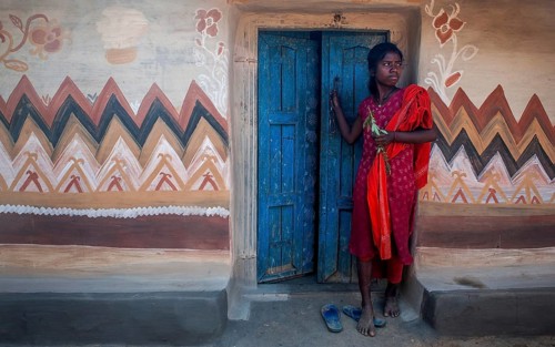 Teenage girl from the Santhal tribe, Sohraï art (Hazaribagh district, Jharkhand, India) . The