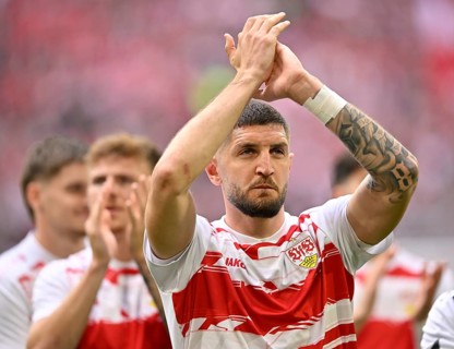 Jeff Chabot VfB Stuttgart (24) Applause for travelling fans, Football Bundesliga, Allianz Arena,