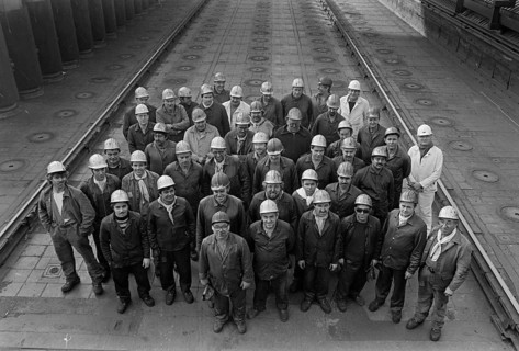 Essen, DEU, 17.11.85 - Workers at the Zollverein coking plant, shift group on the oven ceiling. The