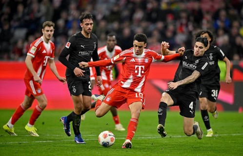 Goal kick action goal chance duel, action Jamal Musiala FC Bayern Munich FCB (10) against Kevin