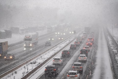 The onset of winter in North Rhine-Westphalia, heavy snowfall, A3 motorway near Hilden, near