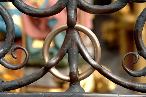 Seamless brass ring Wunschring am Schönen Brunnen, Nuremberg, Middle Franconia, Bavaria, Germany