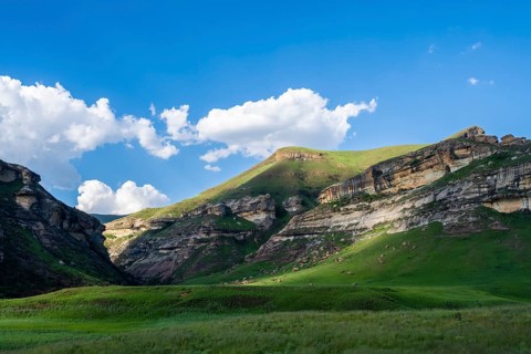 Grassland with sandstone cliffs and cliffs, landscape in Golden Gate Highlands National Park, Free