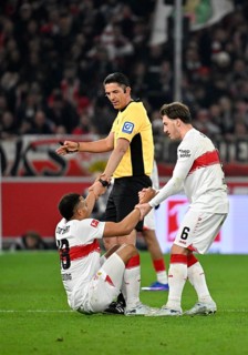 Jamie Leweling VfB Stuttgart (18) injured Injury on the ground Angelo Stiller VfB Stuttgart (06)