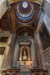 Side altar with dome in the Basilica della Santissima Annunziata del Vastato, Piazza della