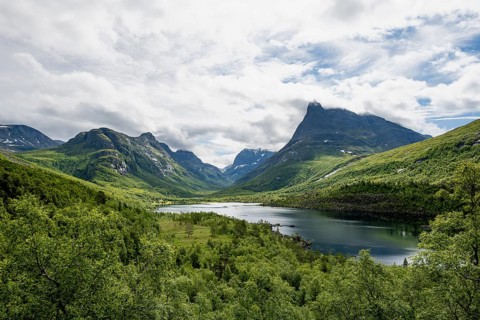 Innerdalen high valley with lake Innerdalsvatna, mountains, right Innerdalstårnet, Trollheimen,
