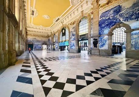 Porto Sao Bento railway station, entrance hall with azulejos designed by artist Jorge Colaço, old