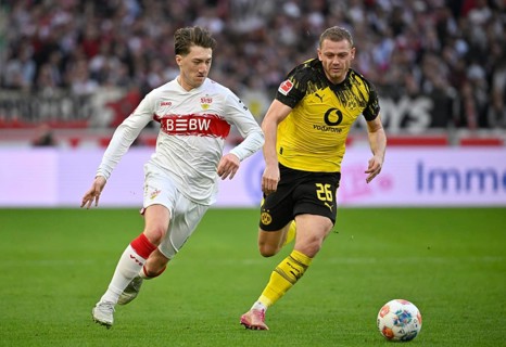 Duel, action Angelo Stiller VfB Stuttgart (06) against Julian Ryerson Borussia Dortmund BVB (26)