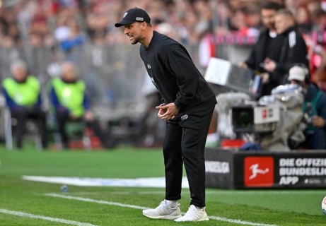 Coach coach Sebastian Hoeness VfB Stuttgart on the sidelines gesture gesture TV camera soccer