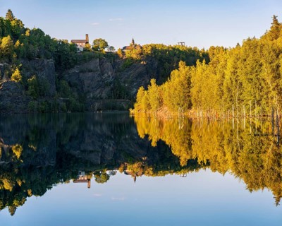 The slate lake in the Kießlichbruch in the evening light, former slate quarry, birch forest on the