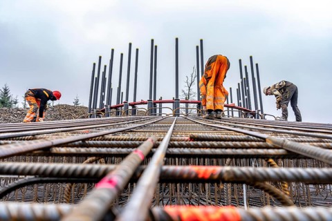 Assembly of reinforcing steel for the reinforced concrete foundation of a wind turbine, a mesh of