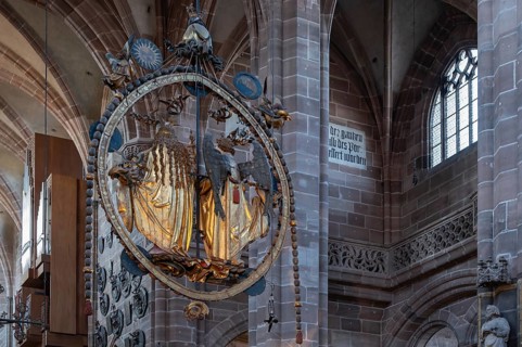 The angel's greeting from the artist Veit Stoß, from 1517, St. Lorenz Church, Nuremberg, Middle