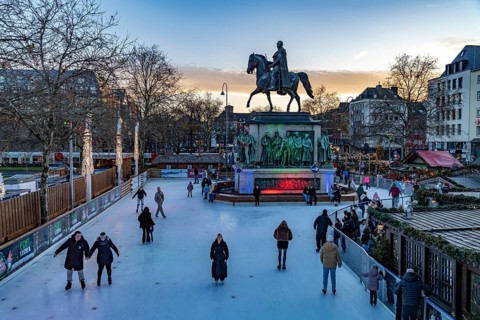 Christmas market Heinzel's winter fairy tale with the ice rink at Heumarkt and the equestrian