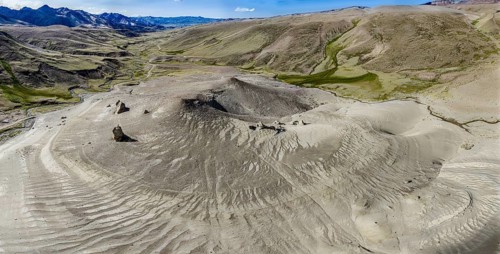 Road Ruta 41, gravel road, arid landscape, Mt. Cerro Boleadoras, volcano-shaped rock formation, Los