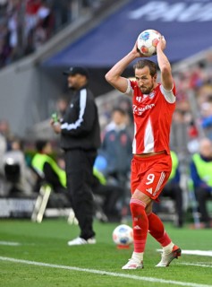 Throw-in action Harry Kane FC Bayern Munich FCB (09) behind coach Vincent Kompany FC Bayern Munich