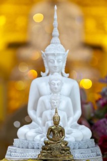 Golden Buddha (Dhyana-mudra: gesture of meditation), behind him five seated Buddhas (path to