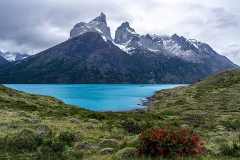 Cuernos del Paine with snow-capped peaks above the turquoise-coloured Lago Nordenskjöld, in the