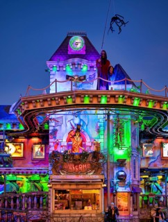 Haunted Mansion, neon lighting, blue hour, Cannstatter Wasen, funfair, spring festival, folk