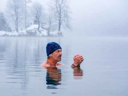 Man with cap, 55, ice bathing, including winter bathing in Königssee, Schönau am Königssee,