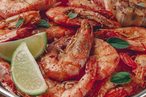 Fried king prawns, in shell, with spices, size 30/40, unpeeled shrimp, homemade, no people
