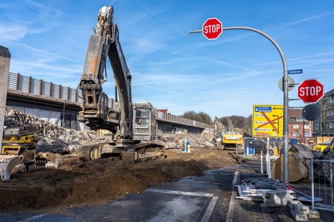 Demolition of the 120 meter long motorway bridge of the A516, across Teutoburger Straße in