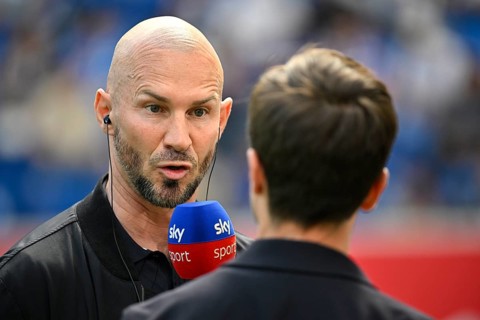 Coach coach Christian Ilzer TSG 1899 Hoffenheim interviewed microphone Mikro Logo SKY soccer