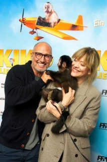 Benno Fürmann, Heike Makatsch, with the monkey, AKIKO DER FLIEGENDE AFFE (cinema release: 05.06