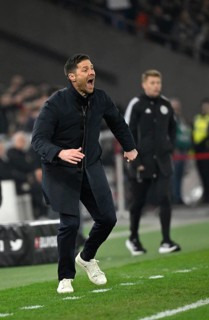 Coach Xabi Alonso Bayer 04 Leverkusen on the sidelines Gesture Gesture MHPArena, MHP Arena