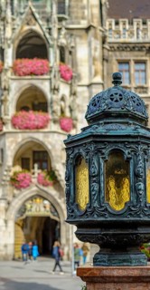Lantern at the foot of the Marian column, in the background the main portal of the town hall, on