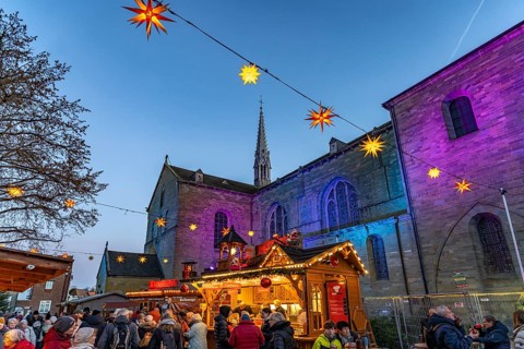Christmas market and St. Patrokli Cathedral in Soest at dusk, North Rhine-Westphalia, Germany