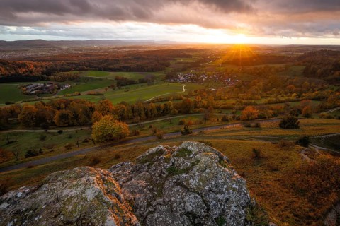 Rain and sun alternating — dramatic autumn atmosphere at the Hohenstaufen Spielburg Nature Reserve