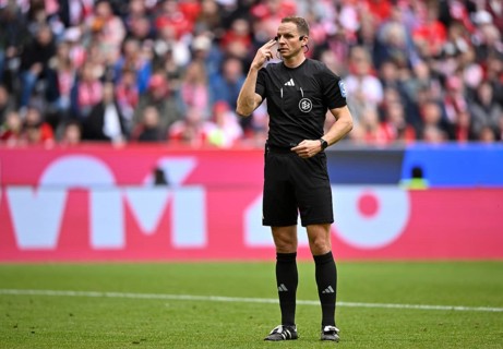 Referee Sören Storks Watch Eye Contact Gesture Soccer Bundesliga, Allianz Arena, Munich, Bayern,